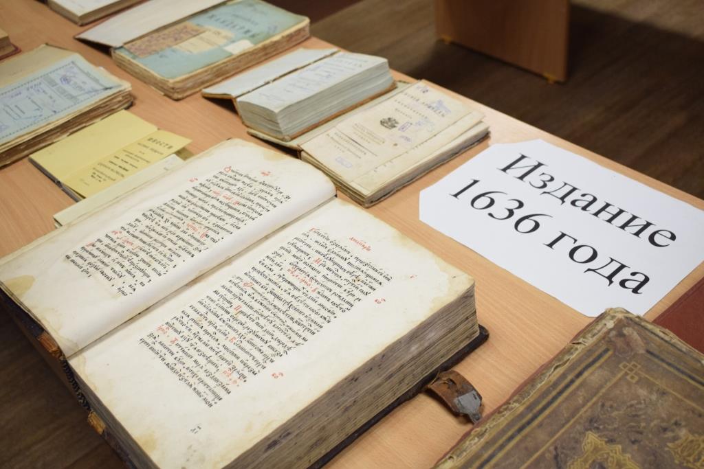 Студенты-журналисты посетили фонд редких и уникальных книг библиотеки университета